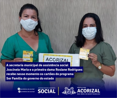 A secretária municipal de assistência social Jucineia Maria e a primeira dama Rosiane Rodrigues recebem os cartões do programa Ser Família do Governo do Estado.